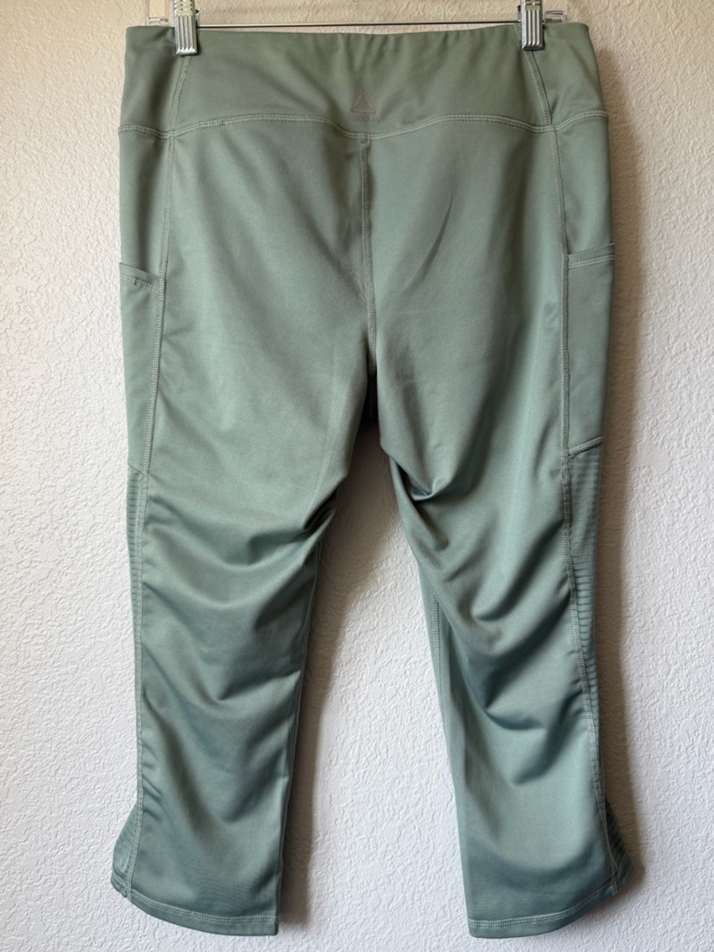 Reebok Focus Capri Compression Leggings: Side Pockets, EUC, Sage Green, Large - Picture 9 of 13